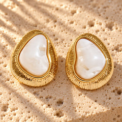 Organic Glow macro close-up: Cream cabochon in its textured fluid gold frame