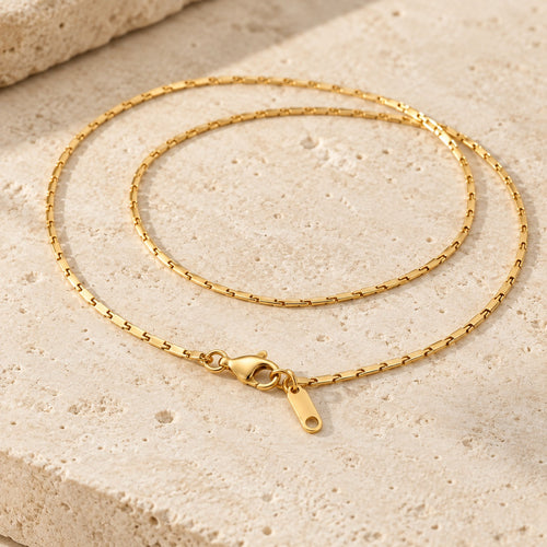 Thin Margin necklace lobster clasp and tag detail